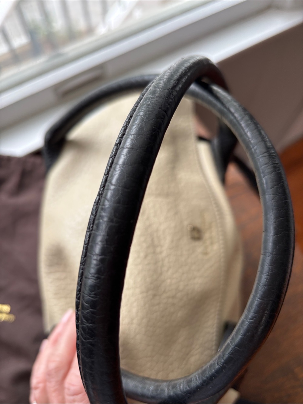 kate spade Two-Tone cream and Black Leather Shoulder Bag signature black tassel - Picture 14 of 14